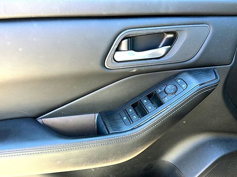 Used 2025 Nissan Rogue SV FWD image 8