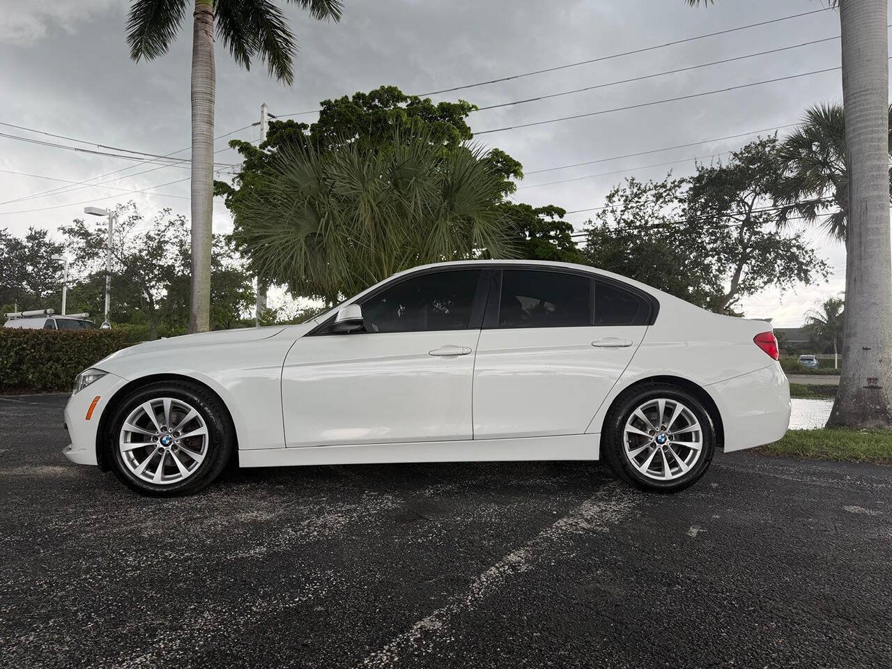 Used 2016 BMW 320i xDrive Sedan AWD/4WD image 2