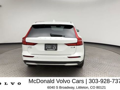Used 2025 Volvo V60 B5 Cross Country Plus AWD/4WD image 3