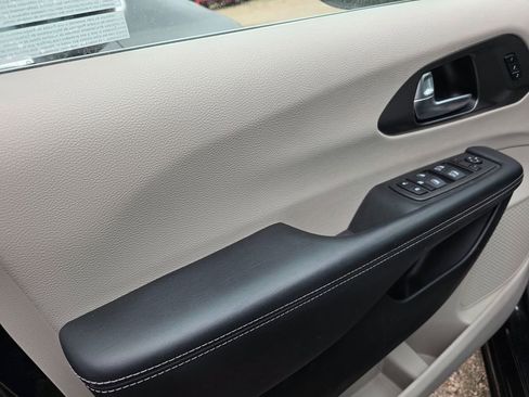 Used 2023 Chrysler Pacifica Touring-L FWD image 11