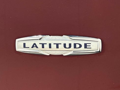 Used 2019 Jeep Cherokee Latitude Plus w/ Comfort/Convenience Group FWD image 40