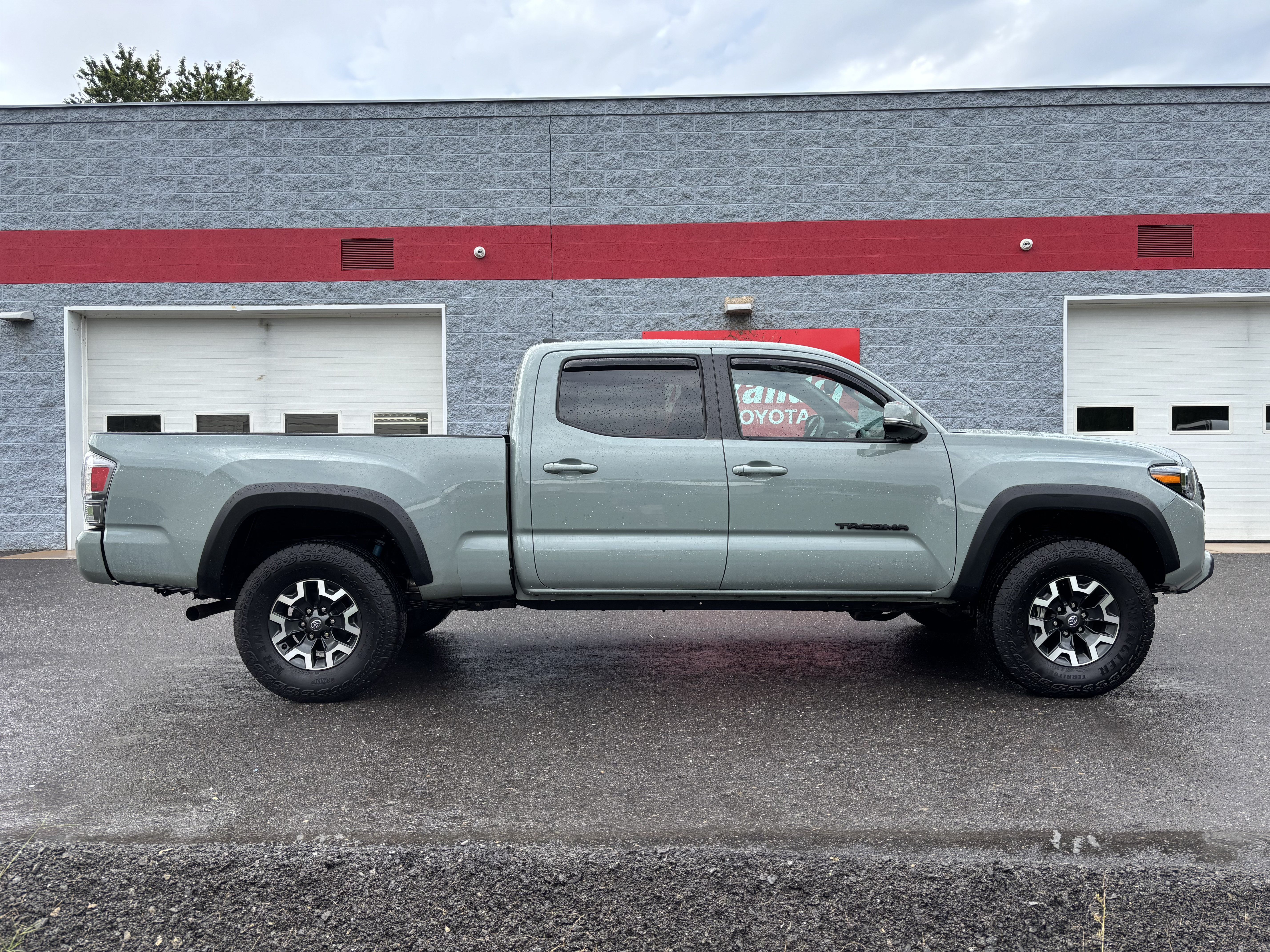 Certified 2023 Toyota Tacoma TRD Off-Road w/ Technology Package AWD/4WD image 2