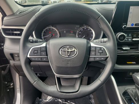 Used 2023 Toyota Highlander XLE FWD image 25