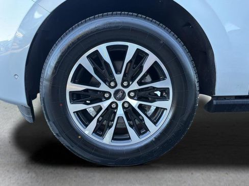 Used 2025 Ford Expedition Platinum image 13