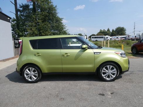 Used 2016 Kia Soul + FWD image 4