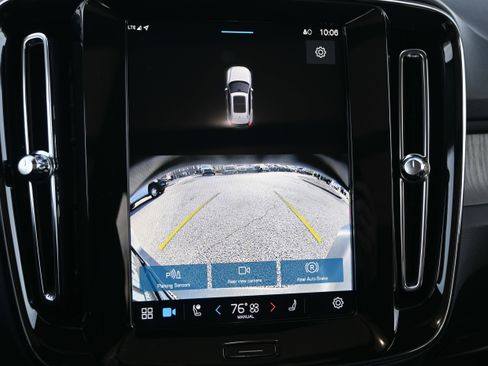 Used 2025 Volvo XC40 B5 Core image 15