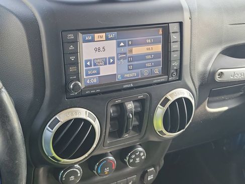 Used 2015 Jeep Wrangler Unlimited Rubicon w/ Connectivity Group AWD/4WD image 33