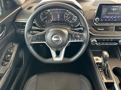 Used 2025 Nissan Altima 2.5 SV FWD image 14