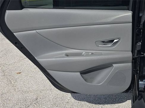 Used 2025 Hyundai Elantra Sport FWD image 9