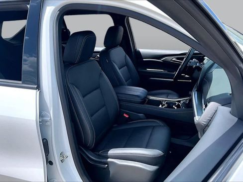 Used 2026 Chevrolet Traverse LT FWD image 9