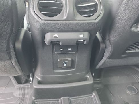 Used 2024 Jeep Wrangler Unlimited Sahara w/ Technology Group AWD/4WD image 19