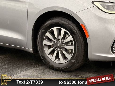 Used 2021 Chrysler Pacifica Touring-L image 27