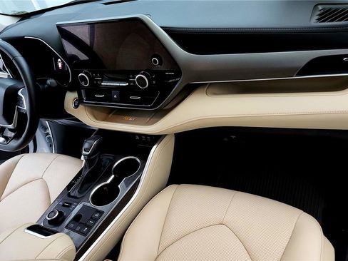 Used 2024 Toyota Highlander Limited image 16