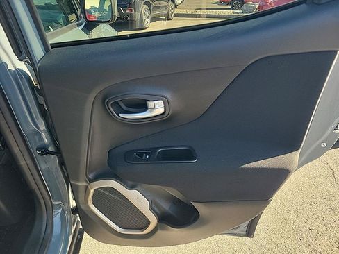 Used 2017 Jeep Renegade Latitude w/ Cold Weather Group AWD/4WD image 24