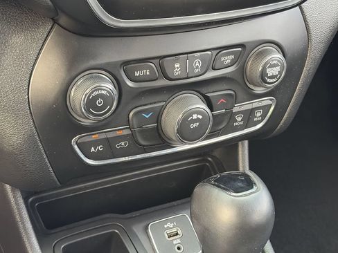 Used 2020 Jeep Cherokee Latitude Plus FWD image 23