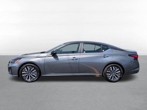 Used 2025 Nissan Altima 2.5 SV FWD image 9