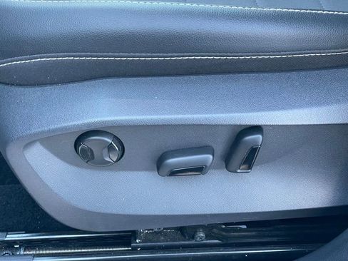 Certified 2022 Volkswagen Taos SE image 11