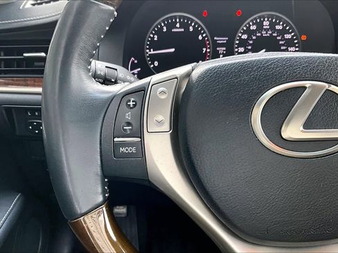 Used 2010 Buick Enclave CXL image 17