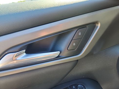 Used 2025 Chevrolet Traverse LT image 21