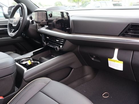 New 2025 Chevrolet Suburban Premier image 40