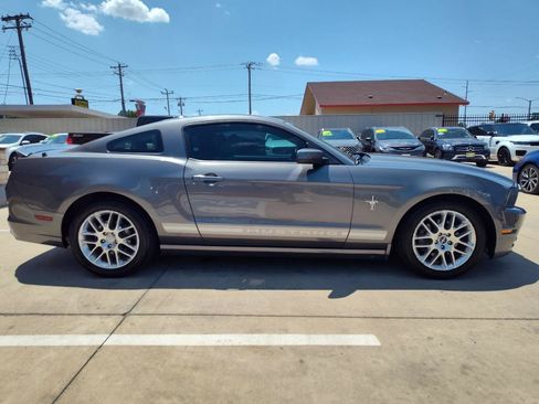 Used 2013 Ford Mustang Premium RWD image 3