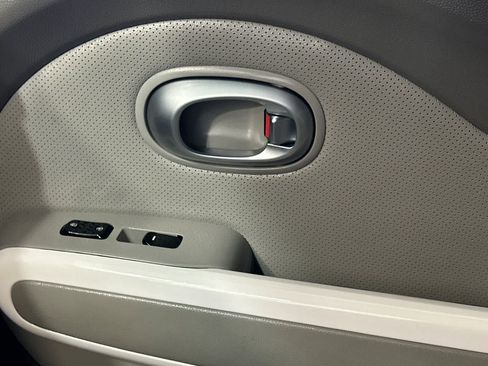 Used 2019 Kia Soul EV + FWD image 19