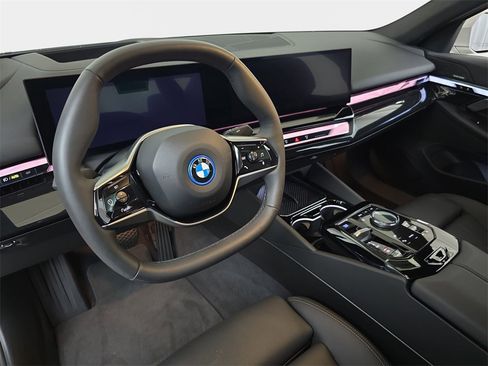 Used 2025 BMW i5 xDrive40 w/ Premium Package image 19