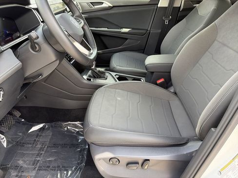 Certified 2025 Volkswagen Taos SE FWD image 19
