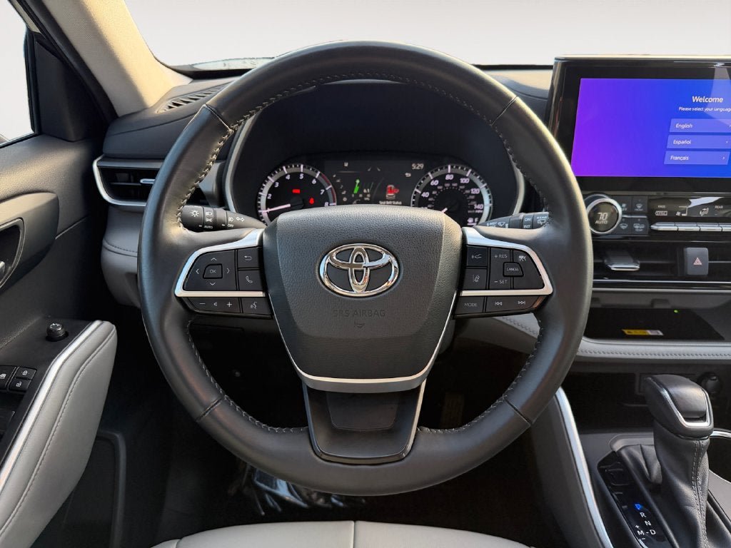 Used 2023 Toyota Highlander XLE AWD/4WD image 13