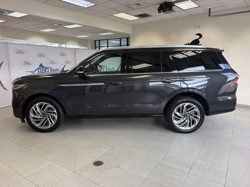 Used 2025 Lincoln Navigator Reserve AWD/4WD image 4