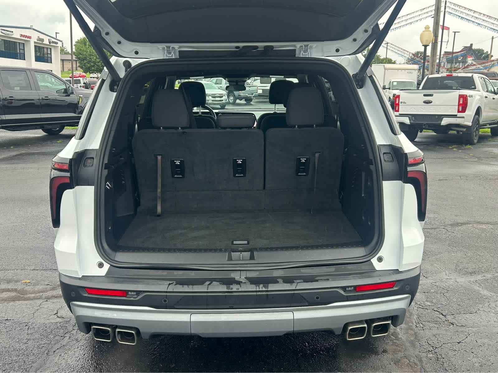 Used 2025 Chevrolet Traverse LT FWD image 6
