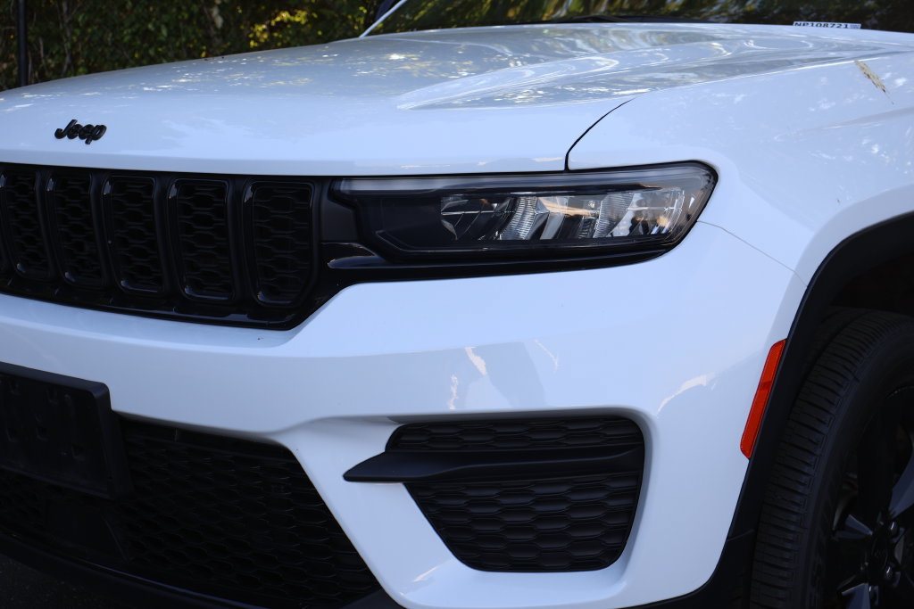 Used 2023 Jeep Grand Cherokee Altitude AWD/4WD image 3