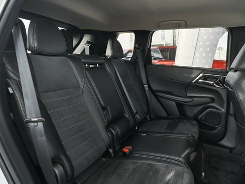 Used 2024 Mitsubishi Outlander SE image 31