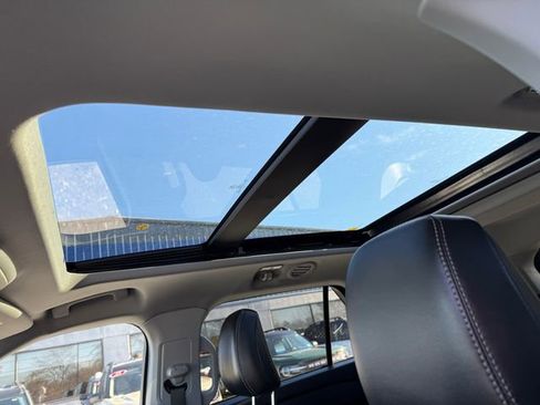 Used 2022 Ford Explorer XLT w/ Equipment Group 202A image 9