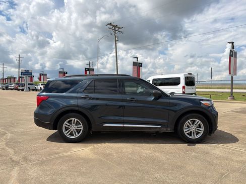 Used 2024 Ford Explorer XLT RWD image 8