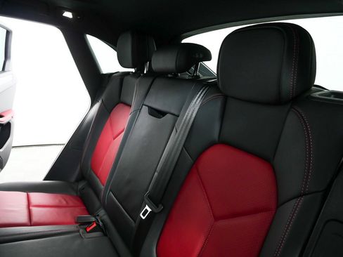 Certified 2022 Porsche Macan AWD image 22