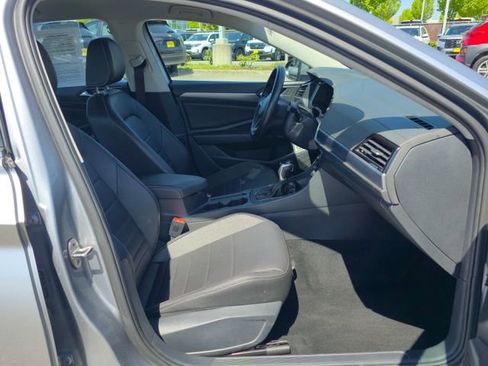 Used 2024 Volkswagen Jetta SE FWD image 9