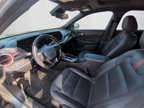 Used 2024 Chevrolet Trax RS w/ Sunroof Package FWD image 10