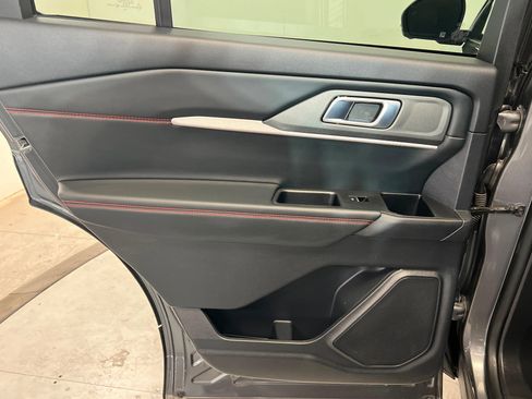 Used 2025 Ford Explorer ST-Line w/ ST-Line Street Pack image 19