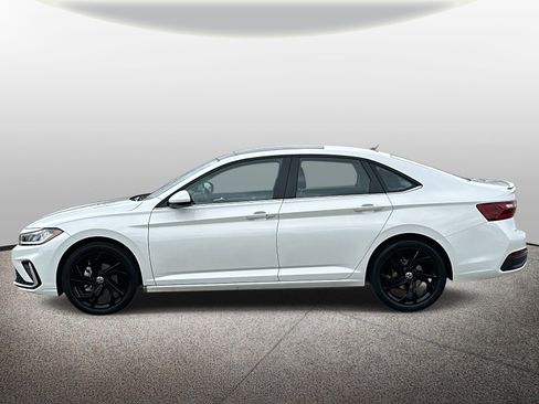 Used 2025 Volkswagen Jetta SE image 2