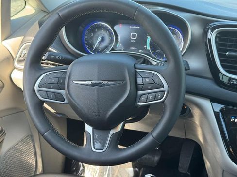 Used 2024 Chrysler Pacifica Touring-L FWD image 17