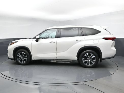 Used 2021 Toyota Highlander XLE AWD/4WD image 4