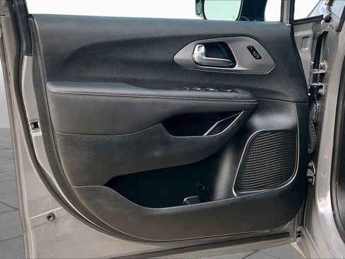 Used 2025 Chrysler Pacifica Select FWD image 21