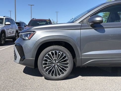 New 2026 Volkswagen Taos SE image 9