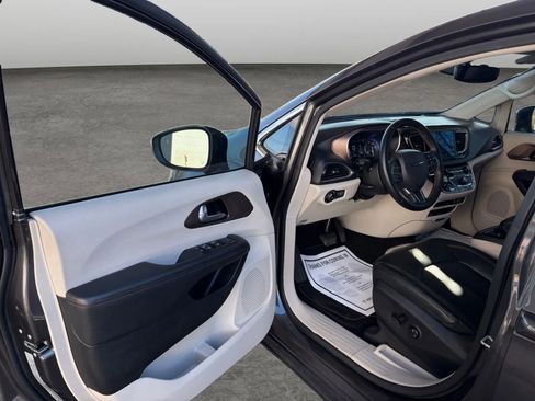 Used 2017 Chrysler Pacifica Touring-L Plus image 9