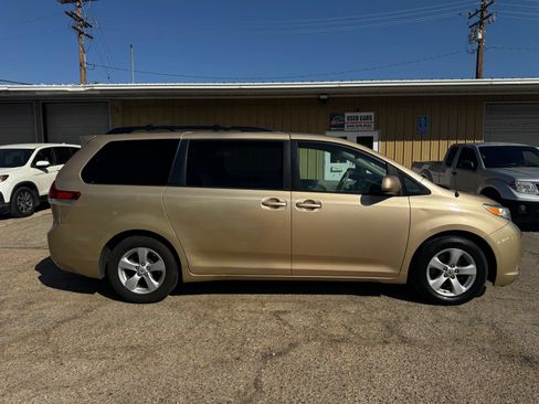 Used 2012 Toyota Sienna LE w/ Towing Pkg FWD image 3