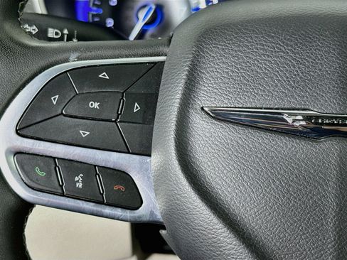 Used 2023 Chrysler Pacifica Touring-L FWD image 11
