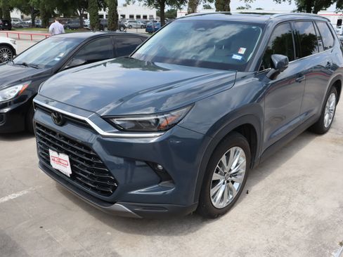 Used 2024 Toyota Grand Highlander AWD image 3