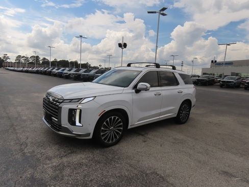 Used 2025 Hyundai Palisade Calligraphy FWD image 2