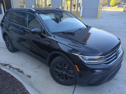 Used 2024 Volkswagen Tiguan SE w/ Panoramic Sunroof Package image 2
